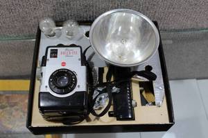 lot 2703 image: Vintage Brownie Bulls-Eye Flash Outfit No. 149 Camera. Comes in Original Box with 2 Flash Bulbs, and Flash.
