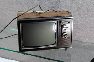 lot 2714 image: Vintage Electronics RCA Minikin Personal TV