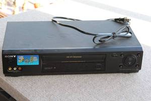 lot 2725 image: AV Electronics- Sony VCR SLV-N77
