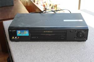 lot 2726 image: AV Electronics -Sony VCR SLV-N77