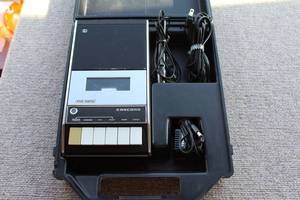 lot 2727 image: Vintage Concord Casette tape recorderplayer  model F-60 with case