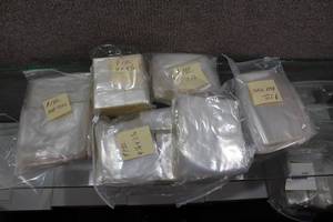 lot 2745 image: Large Lot of Plastic Baggies -Assorted Sizes Well over 1,000 Baggies