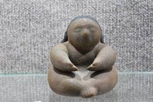 lot 2766 image: Artist Signed Fertility Figure Sculpture