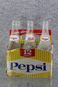 lot 2774 image: Old Pepsi Bottle Carrier with 6 Glass Pepsi bottles