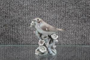 lot 2775 image: Lladro Bird Figurine