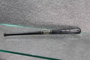 lot 2791 image: Louisville Slugger New York Yankees Mini Baseball Bat