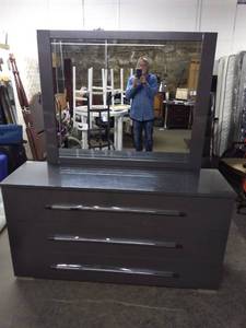 lot 5227 image: Stunning Modern Dresser with Mirror