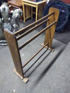 lot 5251 image: Wood Quilt Rack