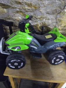 lot 5269 image: Kids Power Wheel.