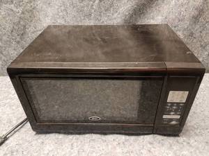 lot 14106 image: Oster 1000W Microwave Oven