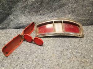 lot 14165 image: Ford Galaxie SW Tail Light 1971-1972 and Reflector