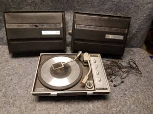 lot 14183 image: Vintage General Electric Portable Turntable & Speaker Combo