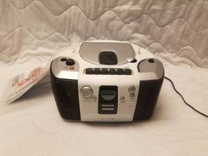 lot 14216 image: Magnavox CD Player Radio