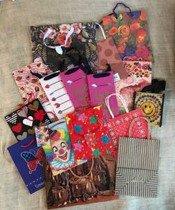 lot 2918 image: Gift BagsWine gift bags
