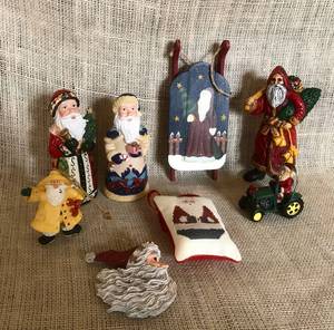 lot 2928 image: Santa Clause---so many Santas for your Christmas Decor