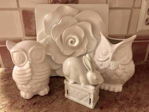lot 2936 image: Assortment of white ceramic figurineswall decor