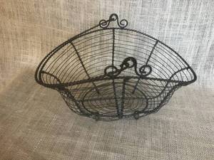 lot 2987 image: Wire Egg Basket