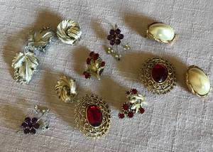 lot 2998 image: Clip On Earrings