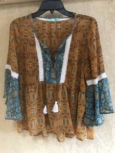 lot 3006 image: Multi Colored Tunic Top