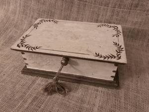 lot 3013 image: Wood Box with lid