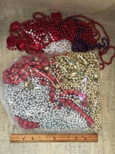 lot 3023 image: A bunch of beads for holiday decorating and crafts