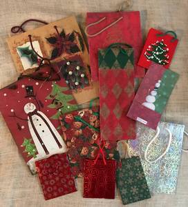 lot 3025 image: Christmas Gift Bags