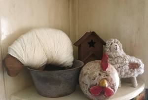 lot 3031 image: Farmhouse Decor items--chicken, sheep, etc.