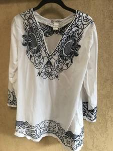 lot 3051 image: Cute Options Blue and White Tunic Top