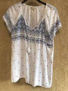 lot 3052 image: Blue and White Top