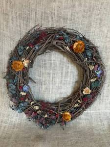 lot 3057 image: 17 Dried Floral and Grapevine Wreath