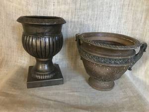 lot 3094 image: Set of Resin Planters