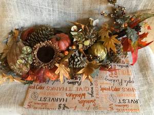 lot 3095 image: 24 Fall Swag and Placemat