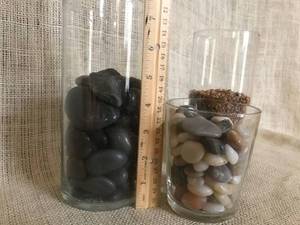 lot 3098 image: Set of glass hurricane vases and assortment of decorative rocksstones