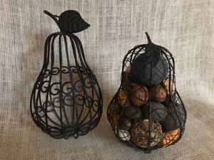 lot 3103 image: Metal 11 Pears