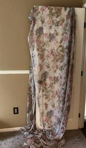 lot 3114 image: Floral Curtain Swag
