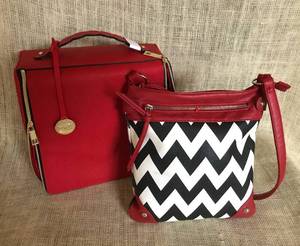 lot 3129 image: Este Lauder ToteMake Up Case and Purse
