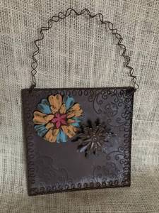 lot 3149 image: Tin Hanging Wall Decor with floral magnet
