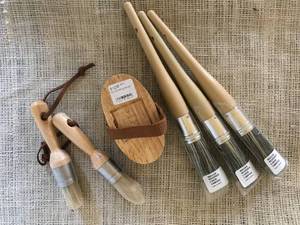 lot 3177 image: New paint brushes and WaxBuffering Brush