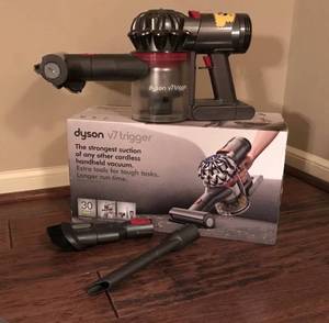 lot 2886 image: Dyson v7 handheld vacuum