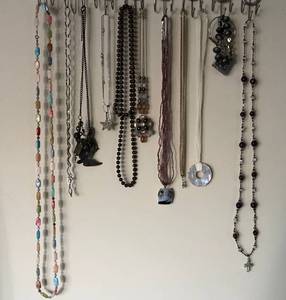 lot 1012 image: Assortment of Necklaces & bracelets