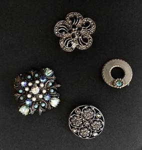 lot 1015 image: Assortment of pinsbrooches