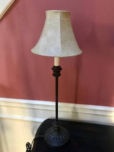 lot 1026 image: 23 12 table lamp with shade