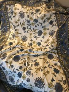 lot 1028 image: Blue and gold floral print throwtable cloth