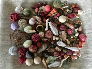lot 1040 image: Tabletop full of twig balls (all 2�-2 12�) and other fun embellishments for decor or crafting