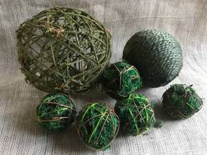 lot 1041 image: Mix of Green Moss Twig Balls