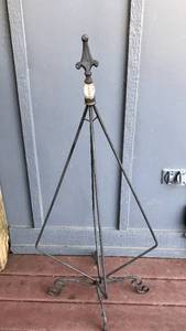 lot 1047 image: 30Metal Plant Stand with glass bead topper