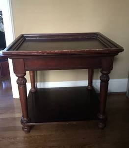 lot 1051 image: Two tier side table