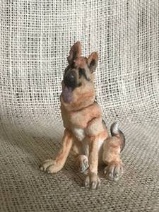 lot 1054 image: A Breed Apart German Shepard Figurine
