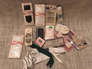 lot 1063 image: Bias Tape, zippers and lots of sewing misc.