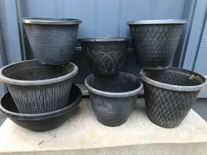 lot 1070 image: Assortment of Resin Planters